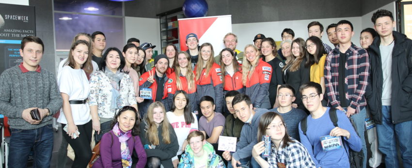 Шаңғы акробатика бойынша американдық команда Алматыға келді! АЭжБУ студенттері сенбі, 29 ақпан күні American Space-де олардың ашық кездесуіне барды