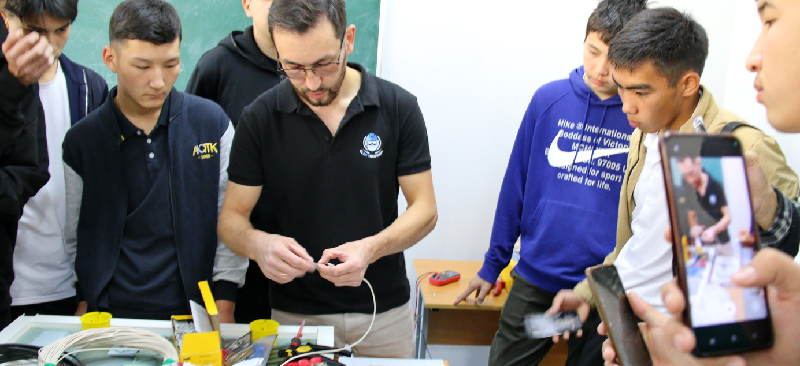 A master class on electrical installation for college students was held at Energo University